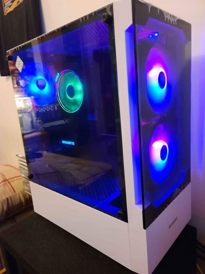 [b]Case:[/b] Zeus Gamdias White RGB Gaming ATX Mid Tower Case

[b]OS:[/b] Microsoft Windows 11 Professional 64-bit

[b]Motherboard:[/b] MSI B450 Tomahawk AM4 Motherboard

[b]CPU:[/b] AMD Ryzen 2700x 8 Cores / 16 Threads

[b]Cooler:[/b] Stock AMD RGB CPU Fan

[b]FANS:[/b] 3x ARGB 120mm Case Fans

[b]RAM:[/b] 16GB Corsair 3200MHz DDR4 Memory

[b]SSD:[/b] 1TB WD M.2 Solid State Drive [3,200GB/s Speed]

[b]GPU:[/b] Gigabyte GeForce RTX 2070 8GB 256-bit [10fps less then rtx 3060]

[b]PSU:[/b] Corsair HX750 Power Supply

[b]Internet:[/b] 2.50GB PCIE Ethernet Card, WiFi AC PCIE