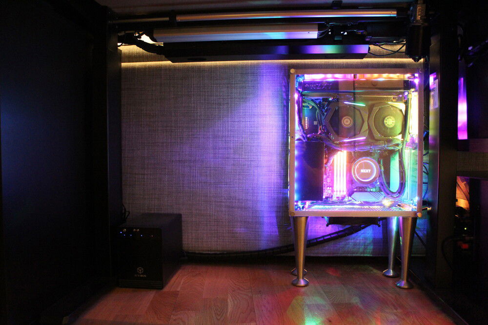 The sidepanel is acrylic for an open view into the PC. 4 thumbscrews keeps it in place.