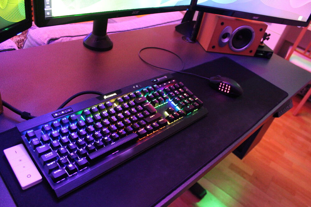 At the desktop sits an Corsair K70 RGB MK.2 and a Logitech G600 MMO mouse to finish off the RGB build.