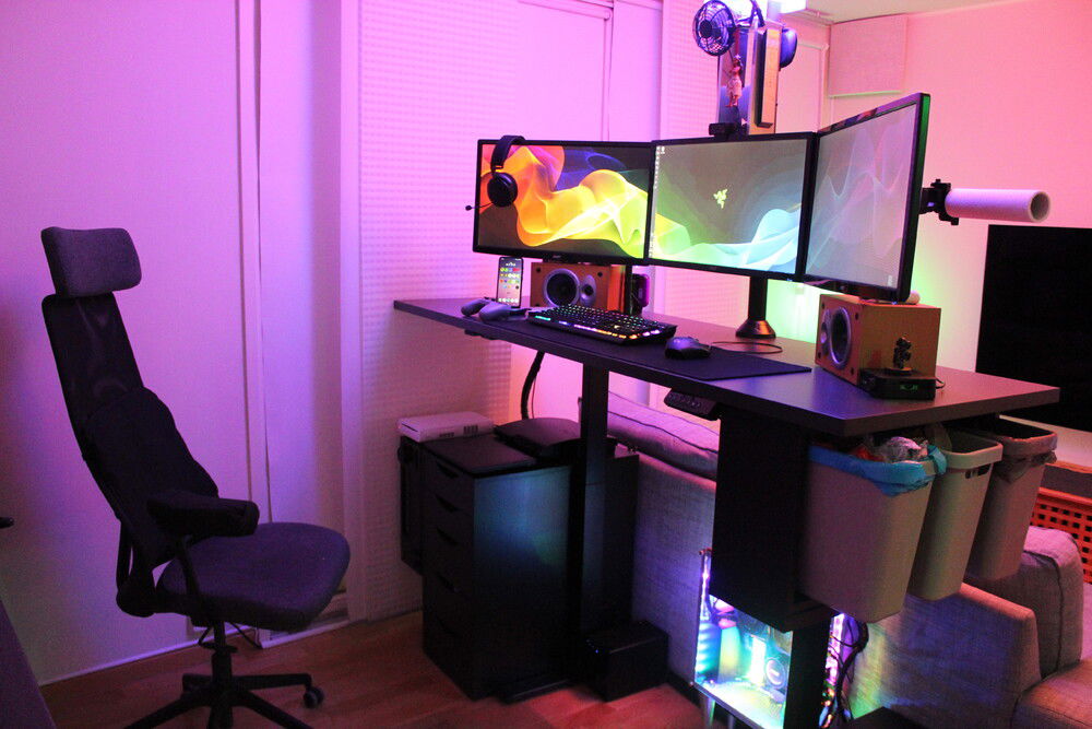 The desk rise up to standing position for when the leggs need to be stretched.