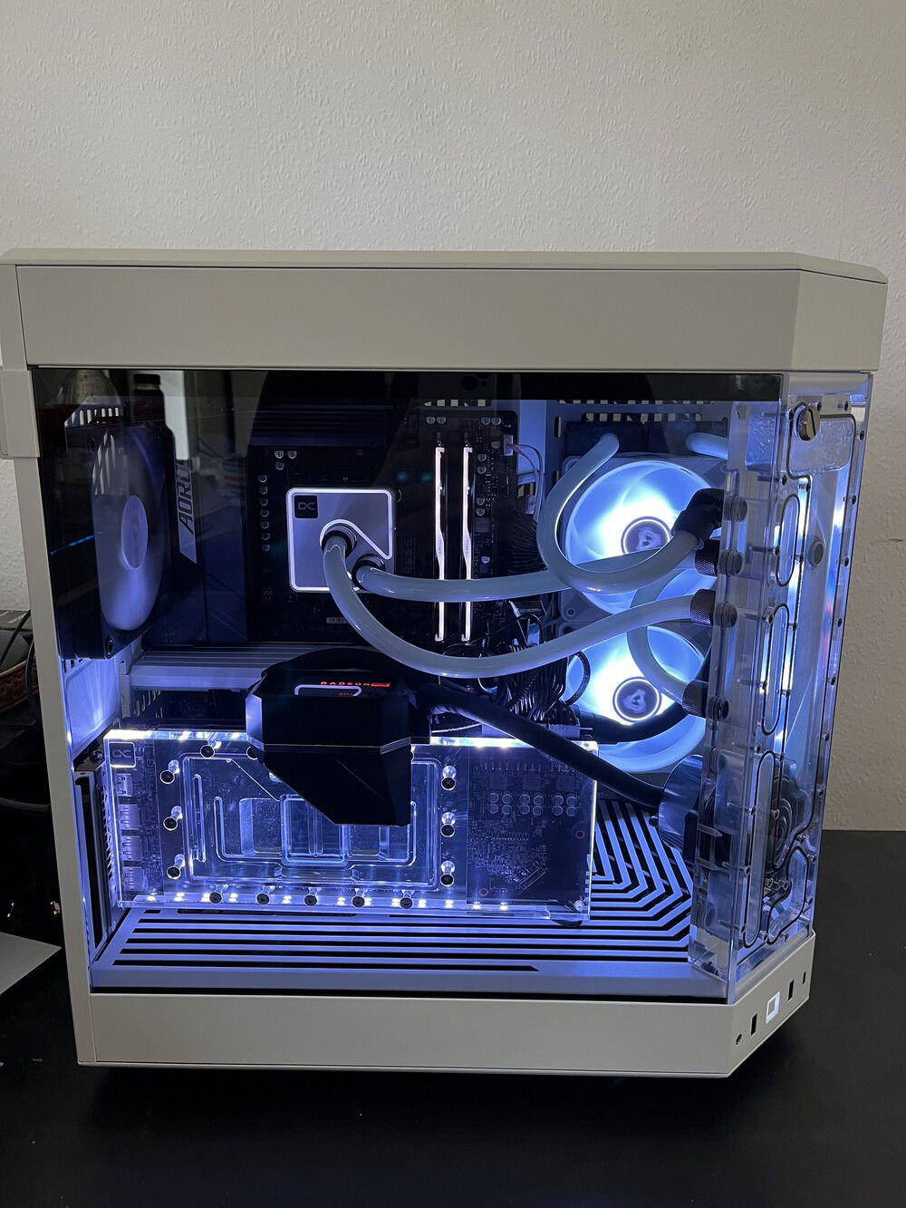I change the Black Mobo into a White One and all Black Fittings that you see here to White ones.For the Future is planned that the Eiswolf 2 from Alphacool change to an Full Custom loop