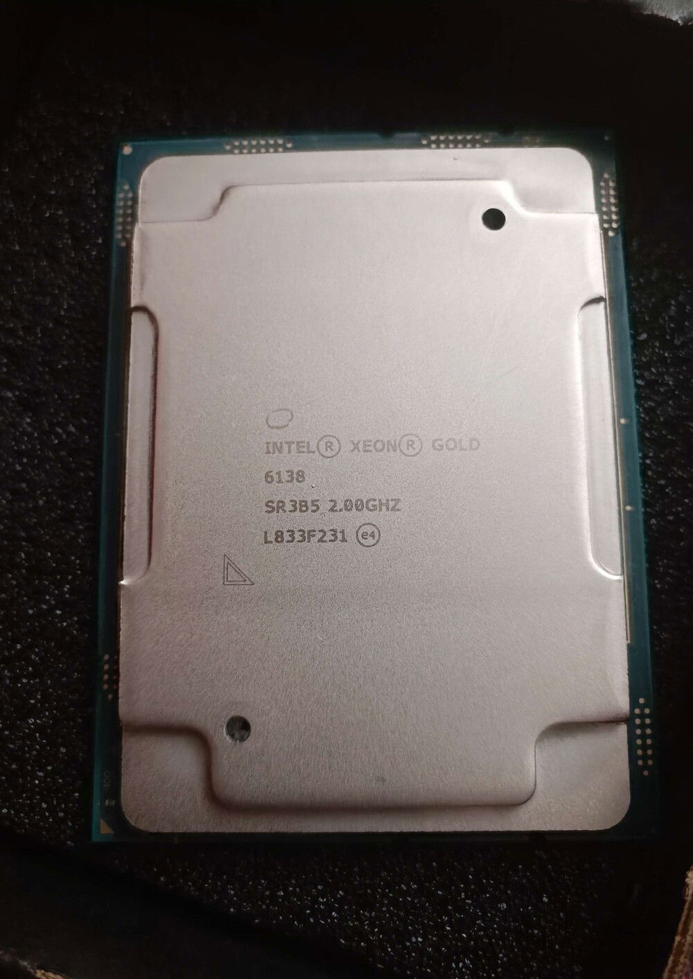 First CPU came in, this is a 1st gen Xeon Scalable Gold 6138, for LGA3647 sockets
This massive thing hauls 20 cores but only clocks at 2.00GHz, although it should be more than enough for first experiments with my machine (once I have all the parts to finally build it)