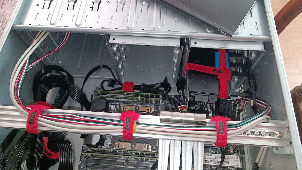 This case's caddies being 3.5" exclusive with no fixations for 2.5", 3 cables ties later and I janked something up to fix that SSD in place, doesn't appear to be budging when being tugged around, good enough for me !