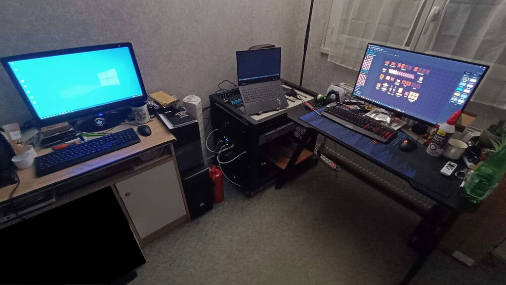 After a full evening of work, bolting off and down things, cable management and clean up, the GeekStation™ is finally really for operations !
Left is the network terminal, right is the all purpose desk with the "pièce de resistance" in the corner !