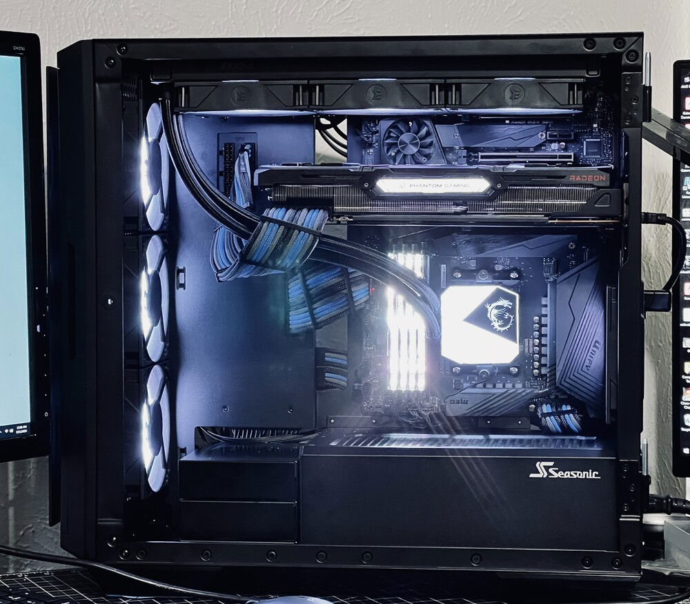 Interior is spacious and easy to work in. Depending on your hardware lighting, it could benefit from some interior lighting strips (if you're into that sort of thing.