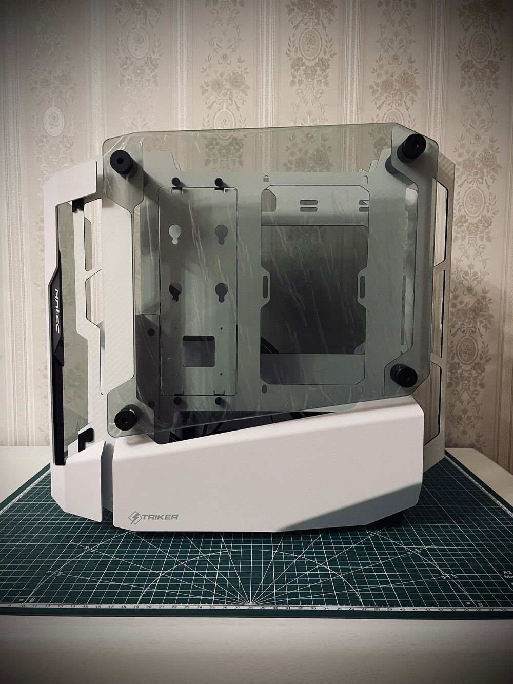 Show-off shot (6). The left side of the case.