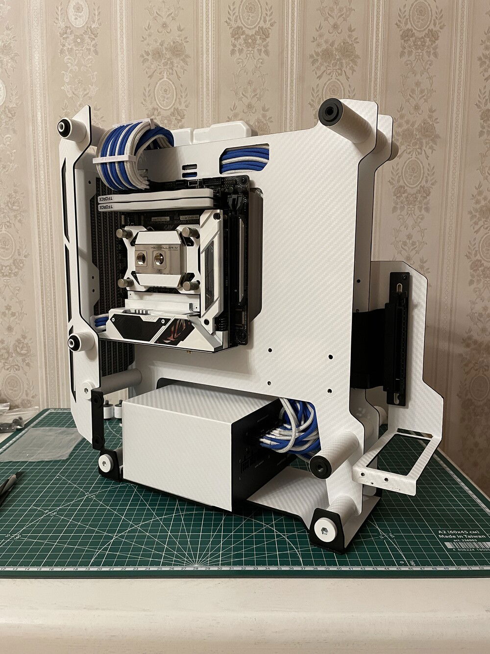 Now back to the case. Installing the motherboard, PSU, CPU + it's waterblock, radiators. Doing some cable management here. By the way you can notice I slightly have painted motherboard's VRM and SSD radiators as well.