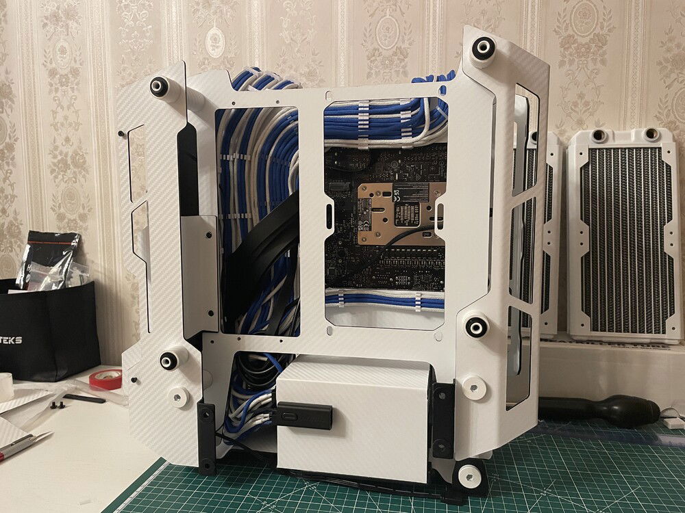 Behind the scenes. Full of cables everywhere. Cable-combs were pretty useful to be honest.