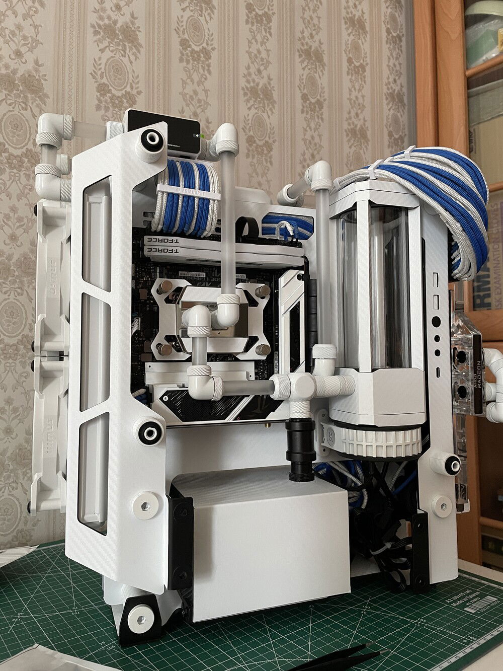 Notice the black filling port? It was the only that arrived in wrong color, but oh well, it will be mostly covered with side panel anyway.