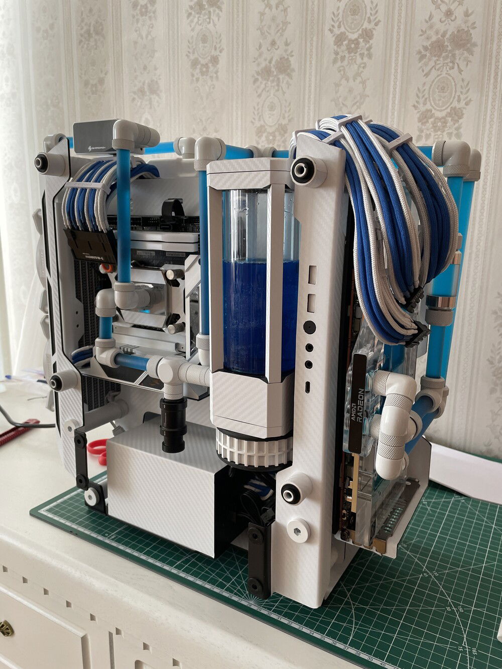 The liquid is in (2).