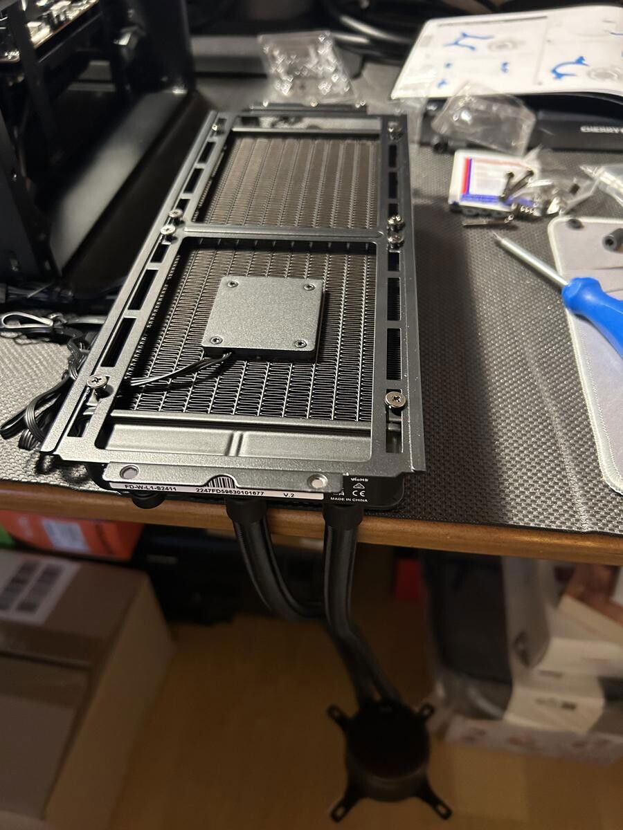 Pump integrated into the radiator... not bad?