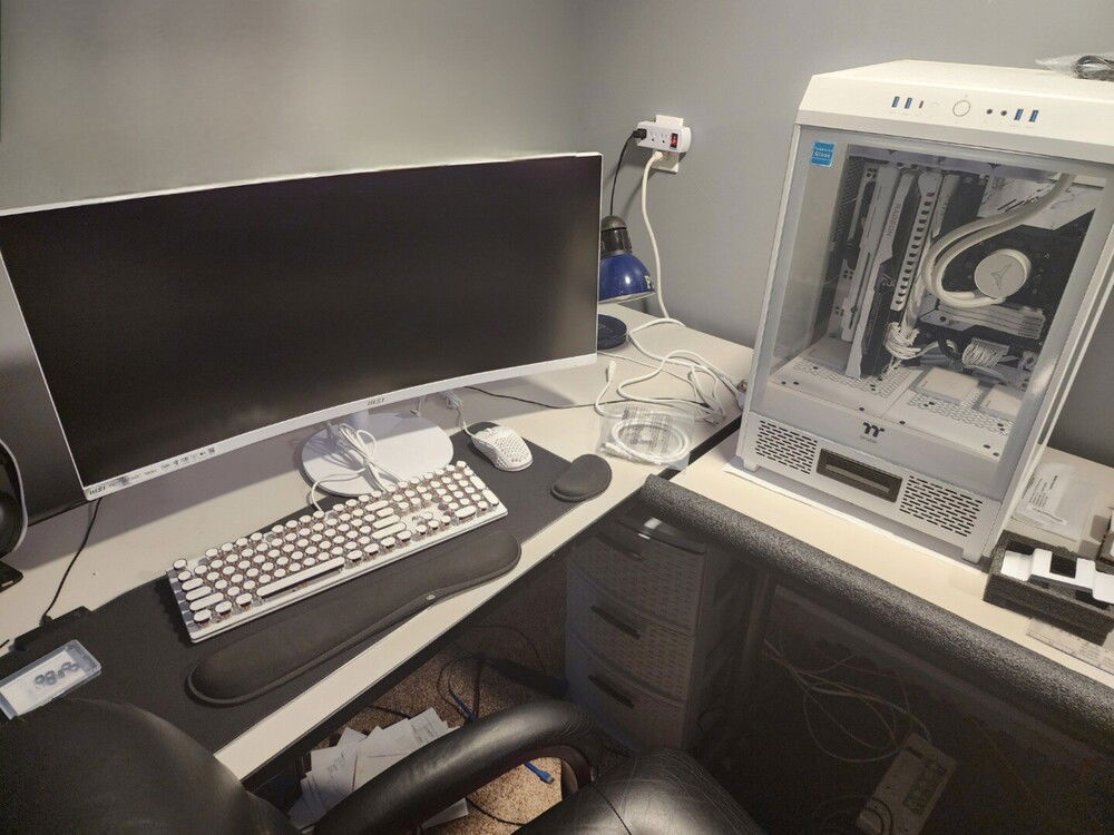 The full build, accessories included. Time to turn it on!