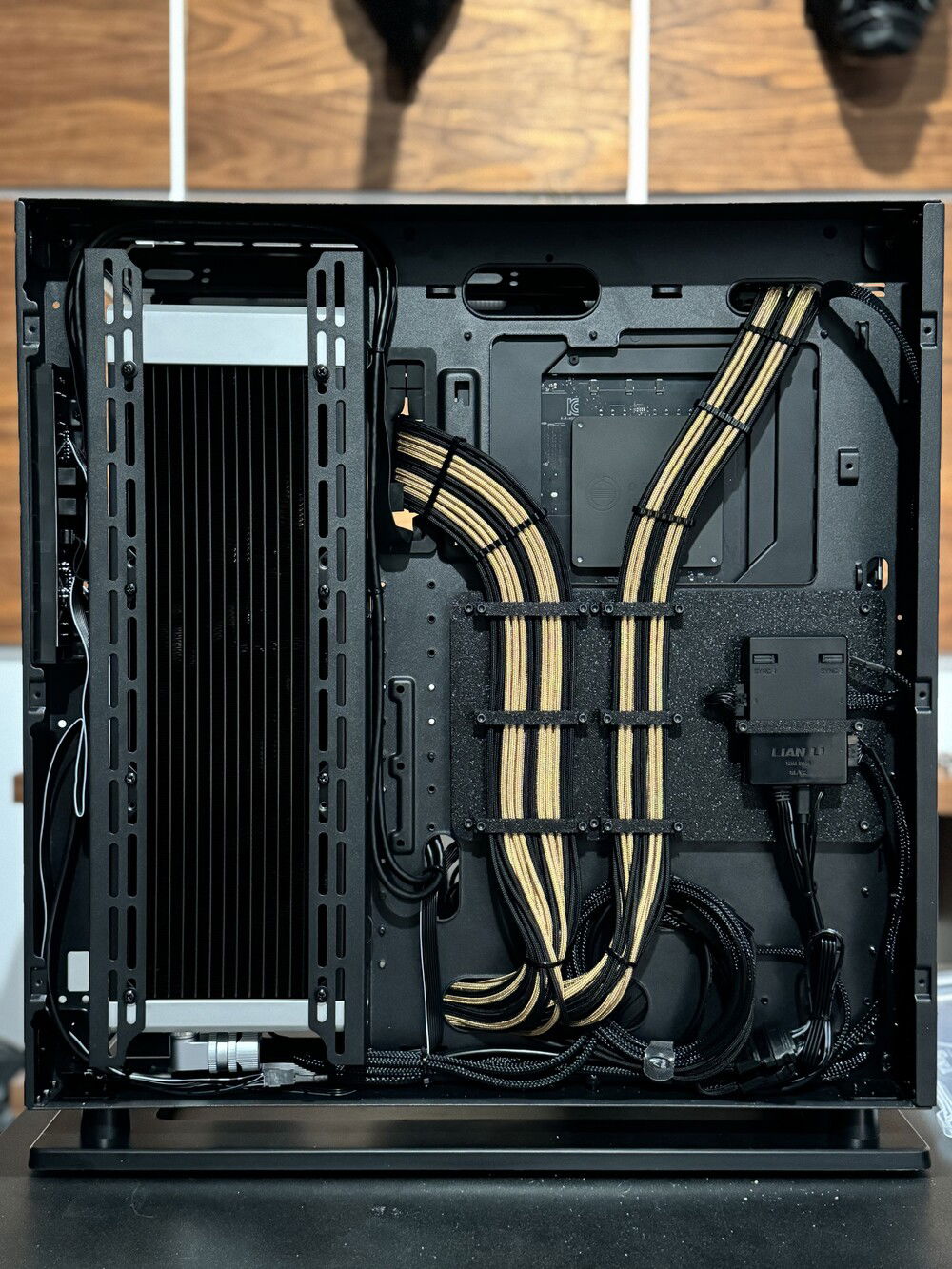 Custom 3D printed cable management to keep the back clean..