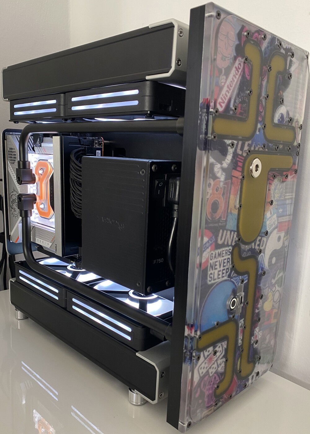 Additionally, I made a few minor adjustments:
 1. Replaced the acrylic tubing with black brass ones.
 2. Increased the gap between the desk and the bottom radiator by using taller feet.