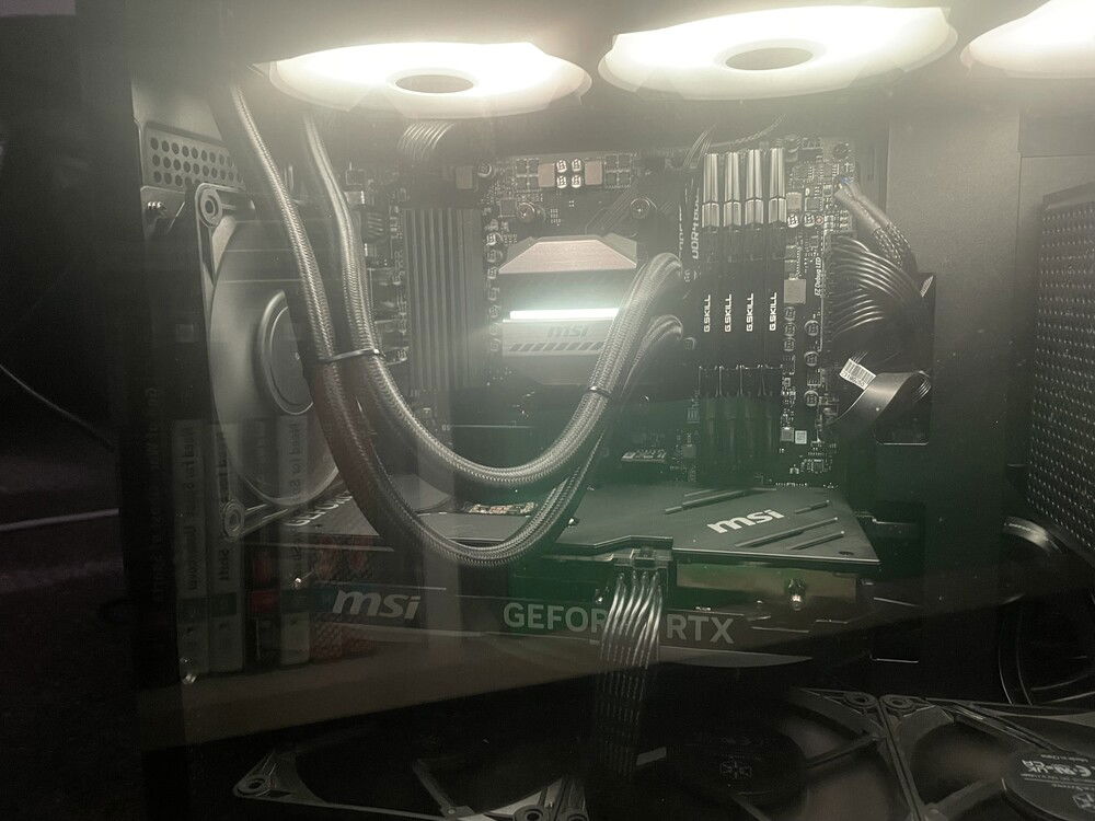 Direct view of internals. The m360’s pump block and feed lines are well positioned to the rear, kept together by zip ties rather nicely and fed well to the block in order to keep the 5950x cool.