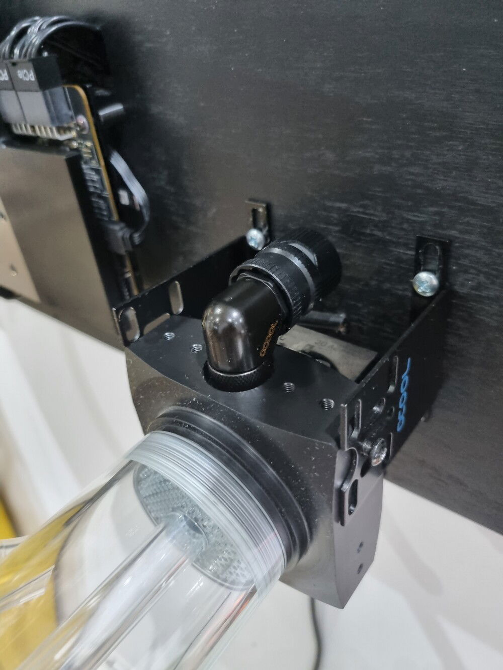 hidden drain plug in back of the pump/res combo