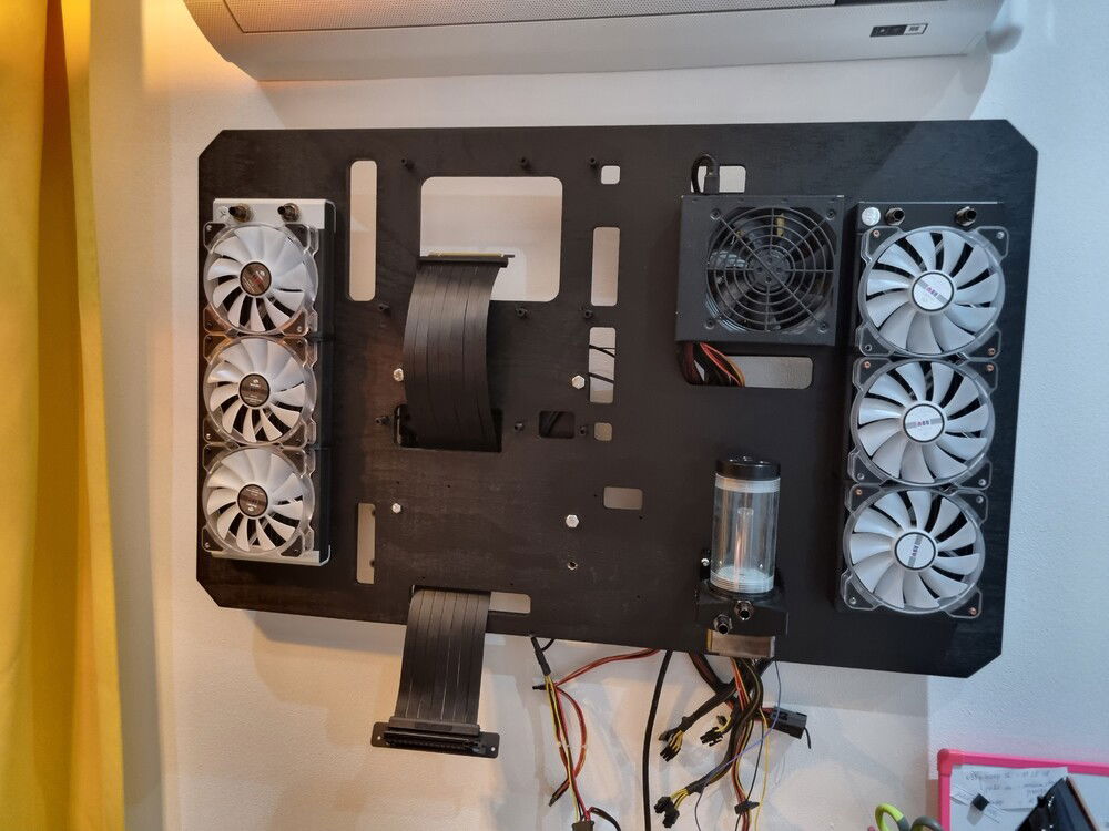 Phanteks 700mm riser, working good just but only if connected to second PCIe slot on mobo, dont know why, but it works