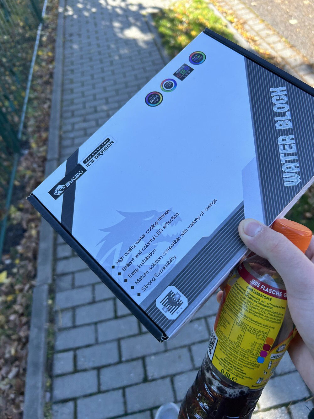 The story with the CPU water block is wonderful. It turns out that when I picked up the water block, the seller was very experienced with water cooling and an enthusiast. I asked him for tips since it was my first loop, and we exchanged phone numbers to stay in touch.