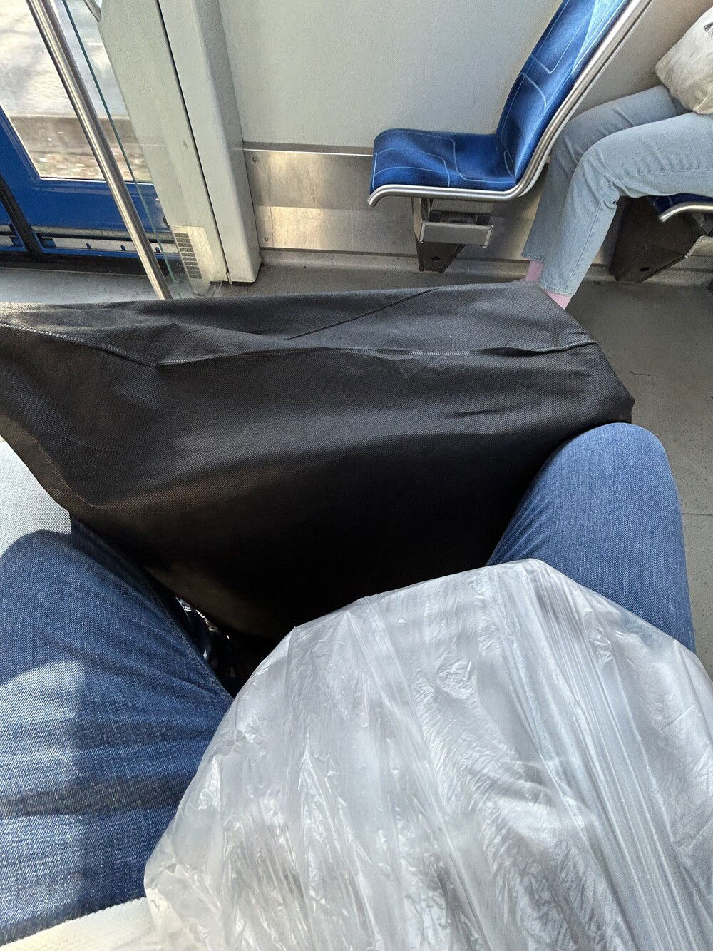 So here I was, going back alone on two trains, transporting that monstrosity of a case. It was quite amusing at the same time.