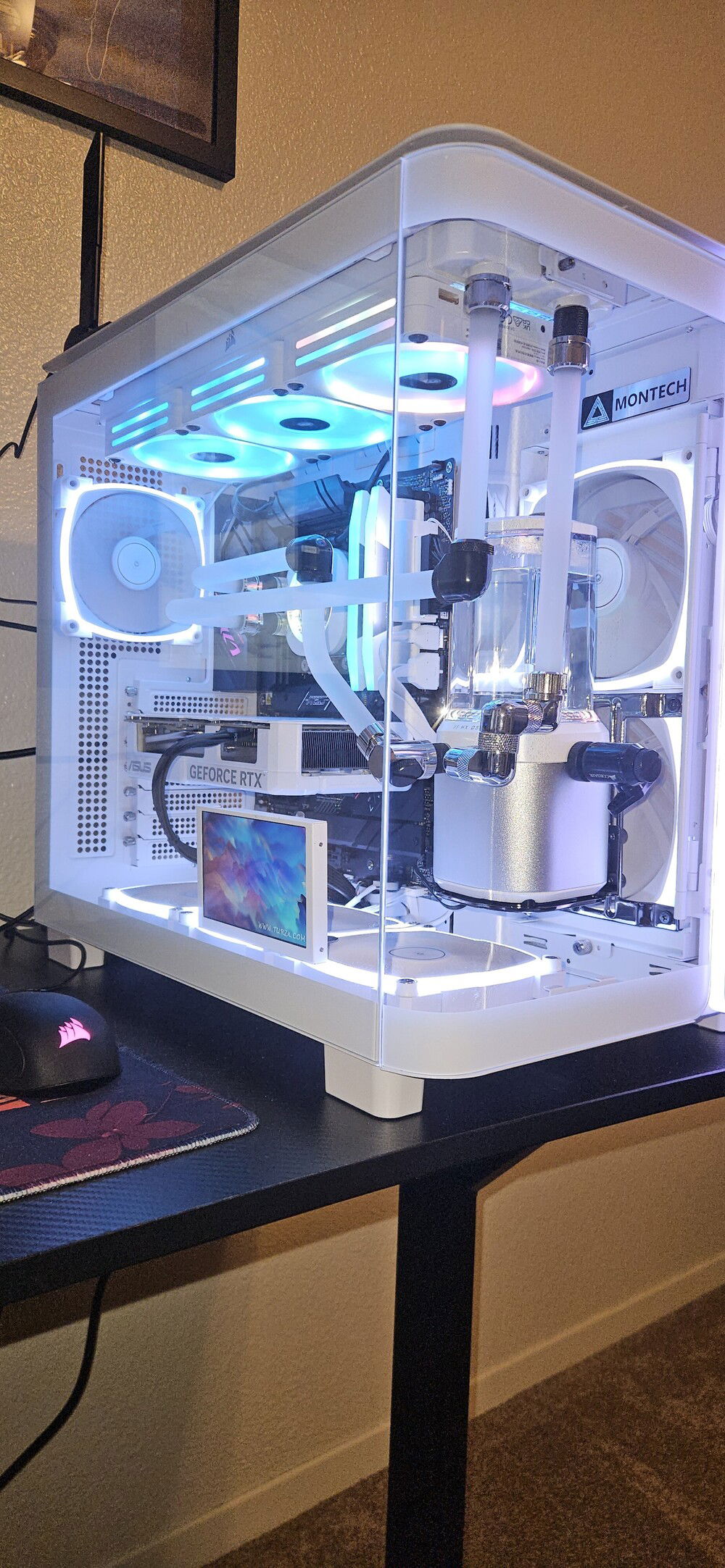 Changed the mesh for the glass front panel