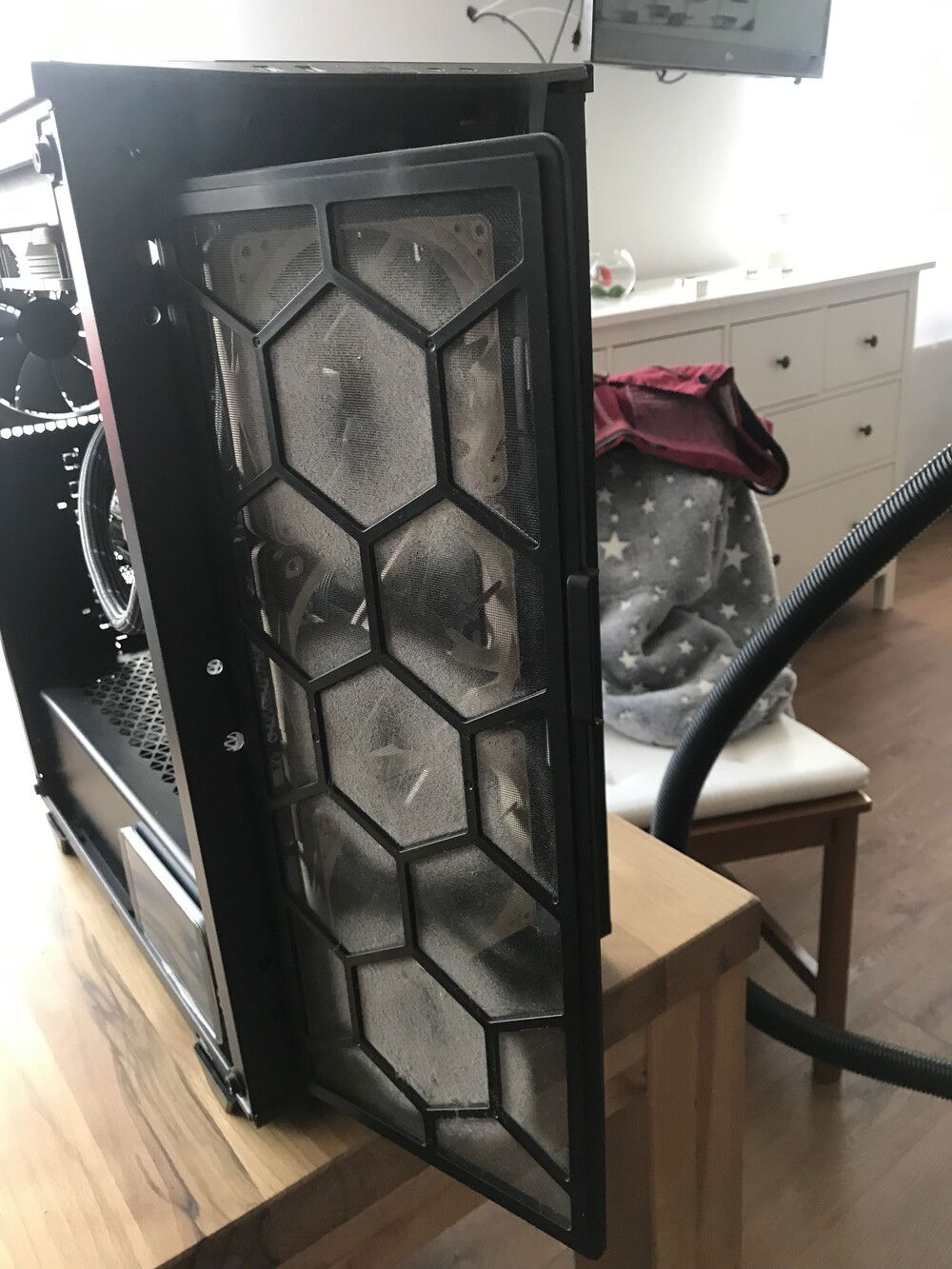 Front filter does its job. Visual confirmation that Fan Control setup is working as intended