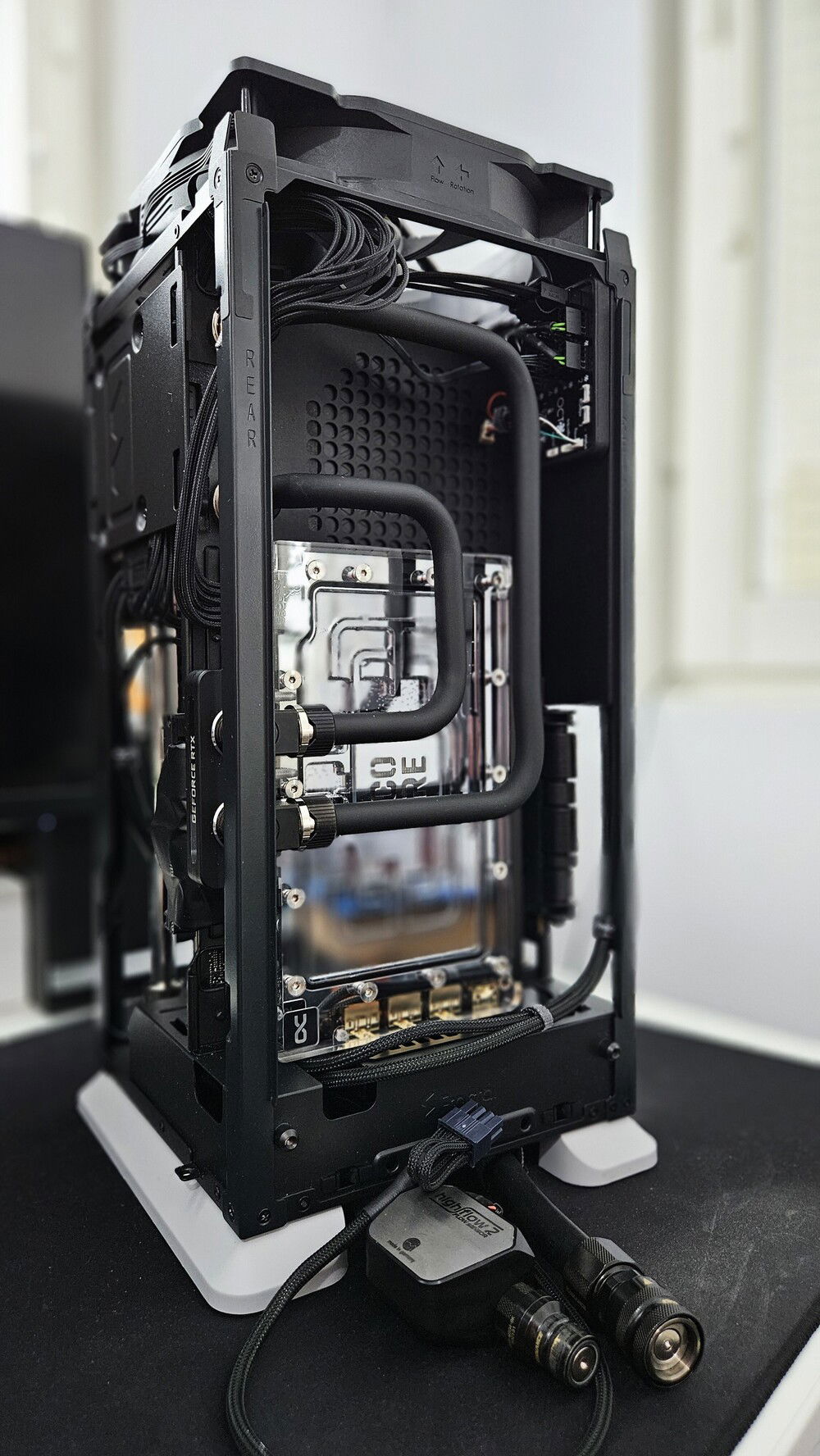 The backside and the connections to the Mora. The thick cable houses power and PWM for the pumps and fans on the Mora.