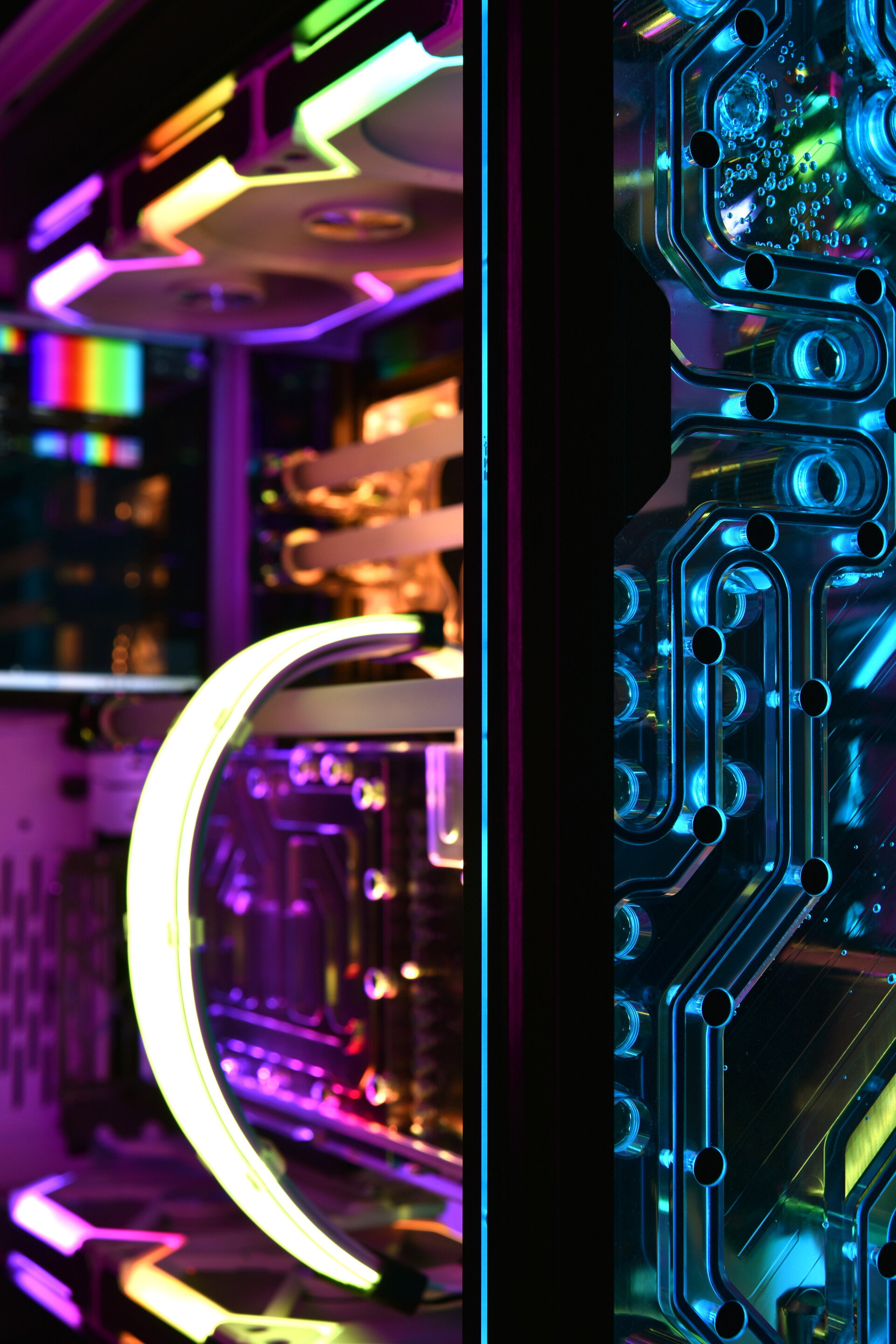 Lian Li custom loop PC: 13900K, RTX4090, awesome RGB (check vid ...