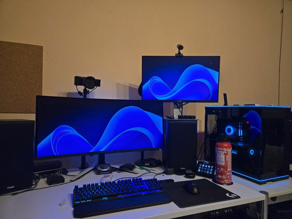 The main overview over the setup; includes PC, Monitors, camera, etc.