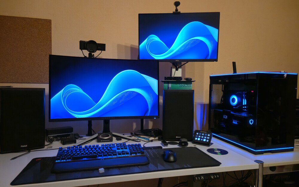 The main overview over the setup; includes PC, Monitors, camera, etc.

And yes, the second monitor is propped up on a Pons dictionary ;D