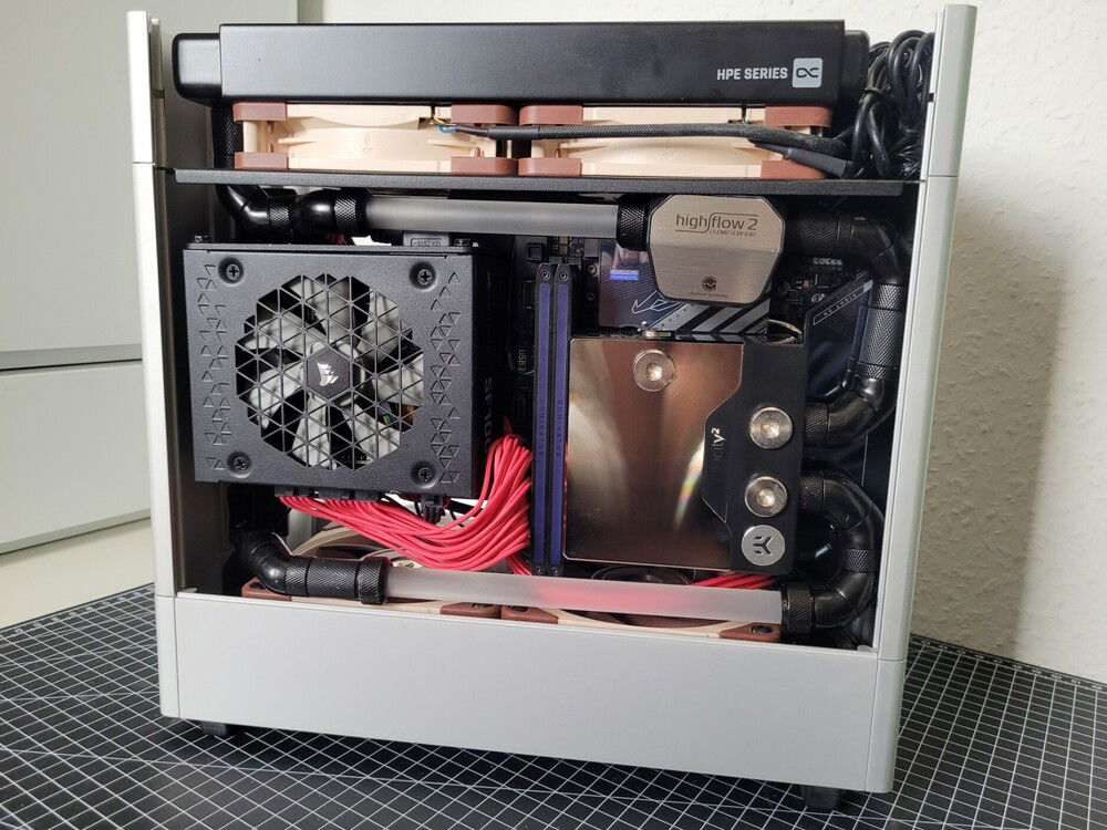 Corsair SF1000, EK-Quantum Velocity² DDC 4.2, Gigabyte Z890i AORUS ULTRA, Intel® Core™ Ultra 9 285K, Corsair Dominator Titanium 96 GB (2 x 48 GB) DDR5-6600 CL32