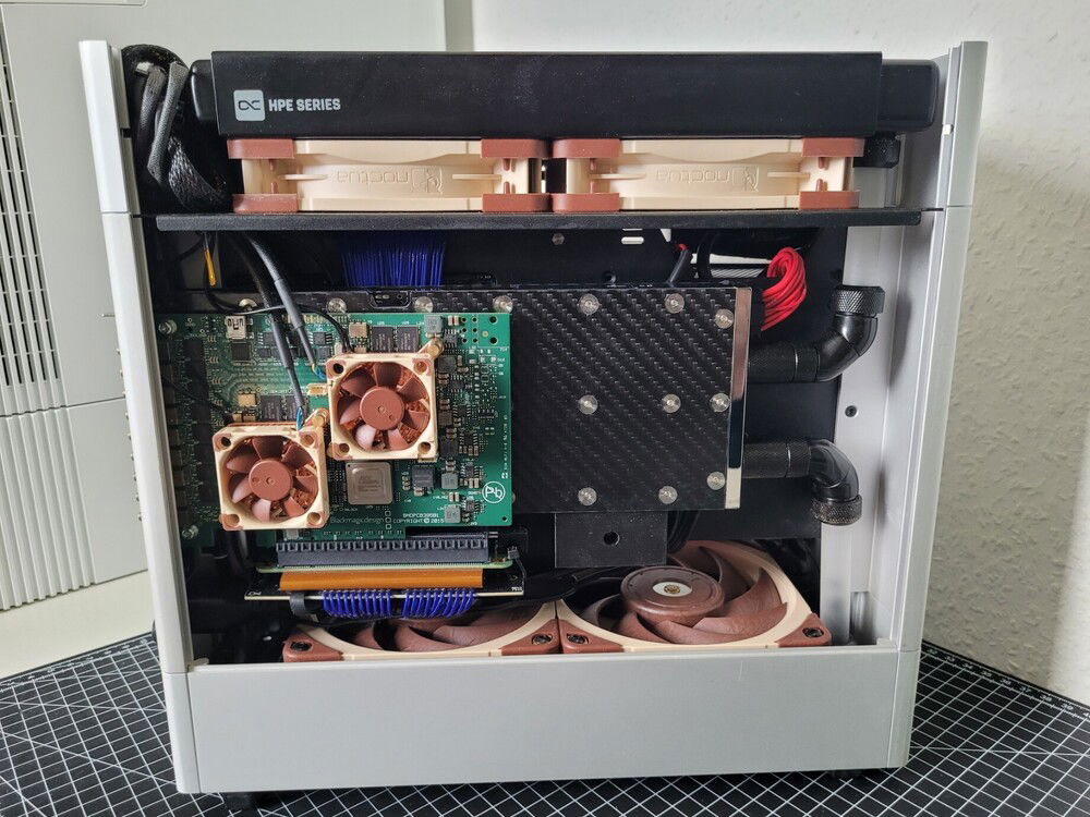 Card 1: NVIDIA RTX 4000 Ada (20GB) with Alphacool ES RTX 4000 Ada, 
Card 2: Blackmagic Decklink Quad 2, 
PCIe gen4(5) Bifurcation Adapter FPC Cable x8x8