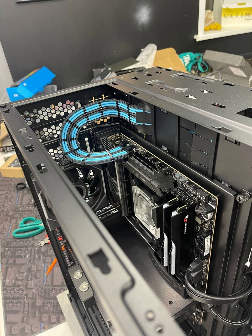 CPU cable: tricky bend around the top radiator