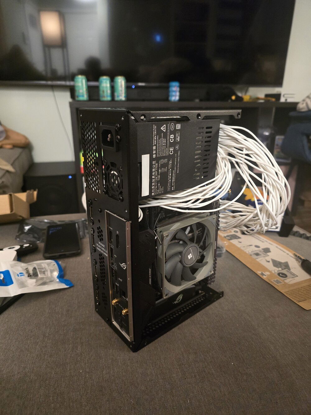 Shot of the innards just before shoving it into the shell and closing it for the first time (and unfortunately far from the last).