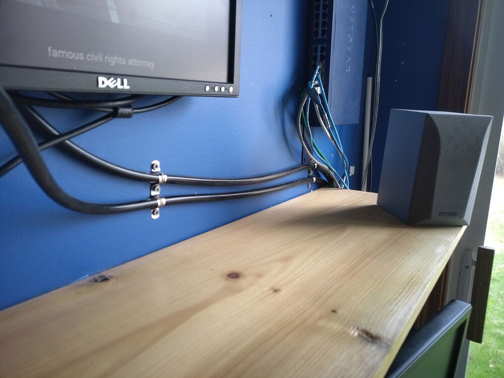 Hoses carrying the fluid to the external radiators