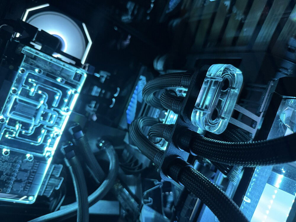 probably my favourite perspective in the case, good sleeving *chef's kiss*