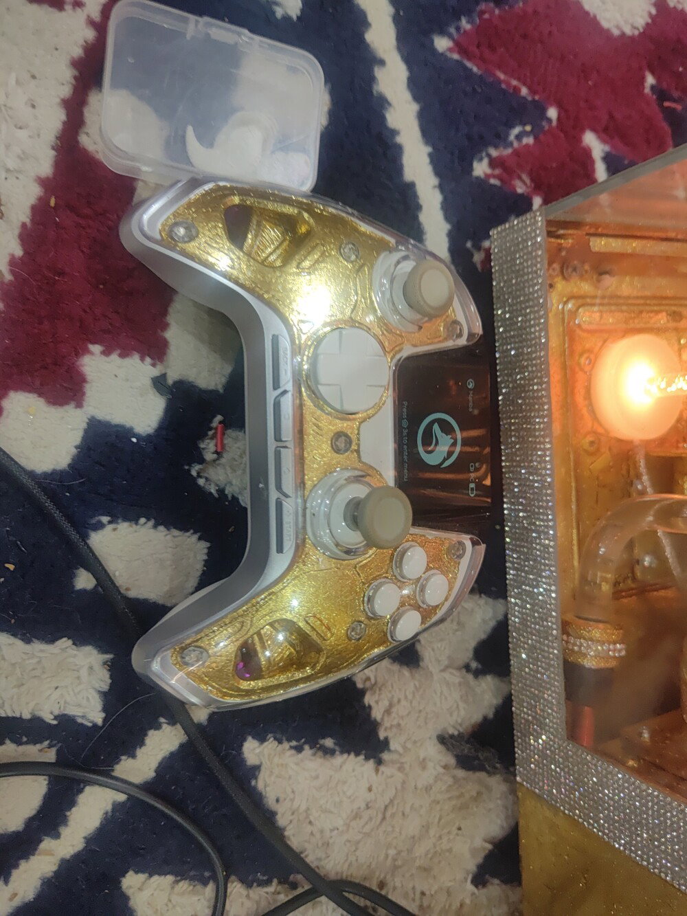 The control unit was also gilded with gold leaf.