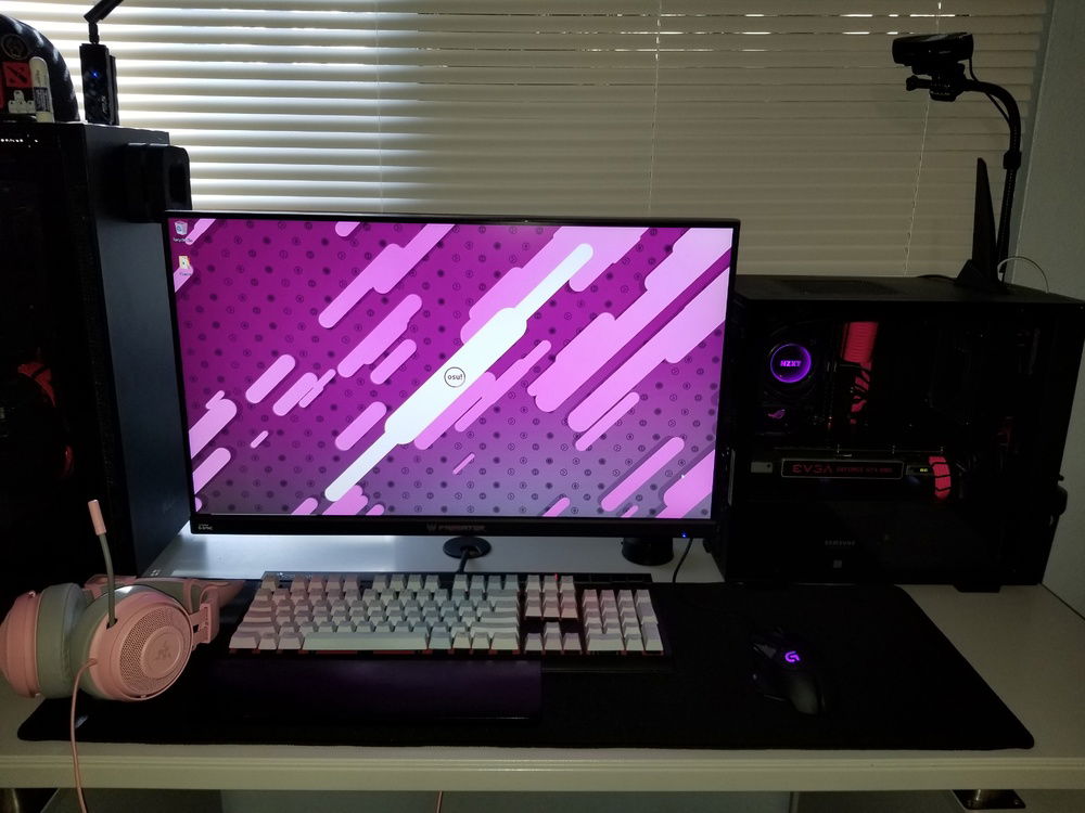 what it looks like now. and  the wallpaper is from wallpaper engine and its the pinkest thing they have. she doesnt play that game. heck i dont even knew what it was until somebody pointed it out.