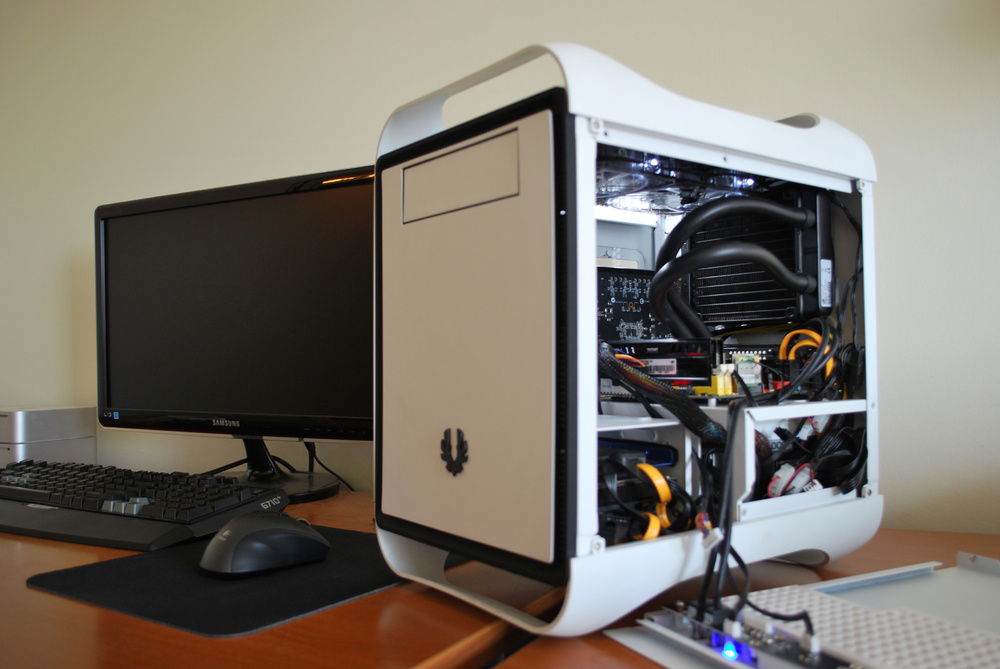 Original build configuration with the h80 aio. The case's #1 flaw is the drive mounts and frontpanel connectors being on the right panel. #cablemanagmentnightmare