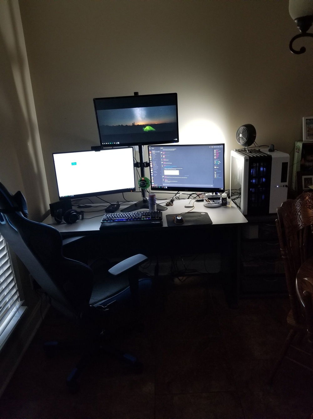 whole workstation. Bottom right Acer Predator X27, 1440p 144HZ. Top and Right are reg 1080p monitors.