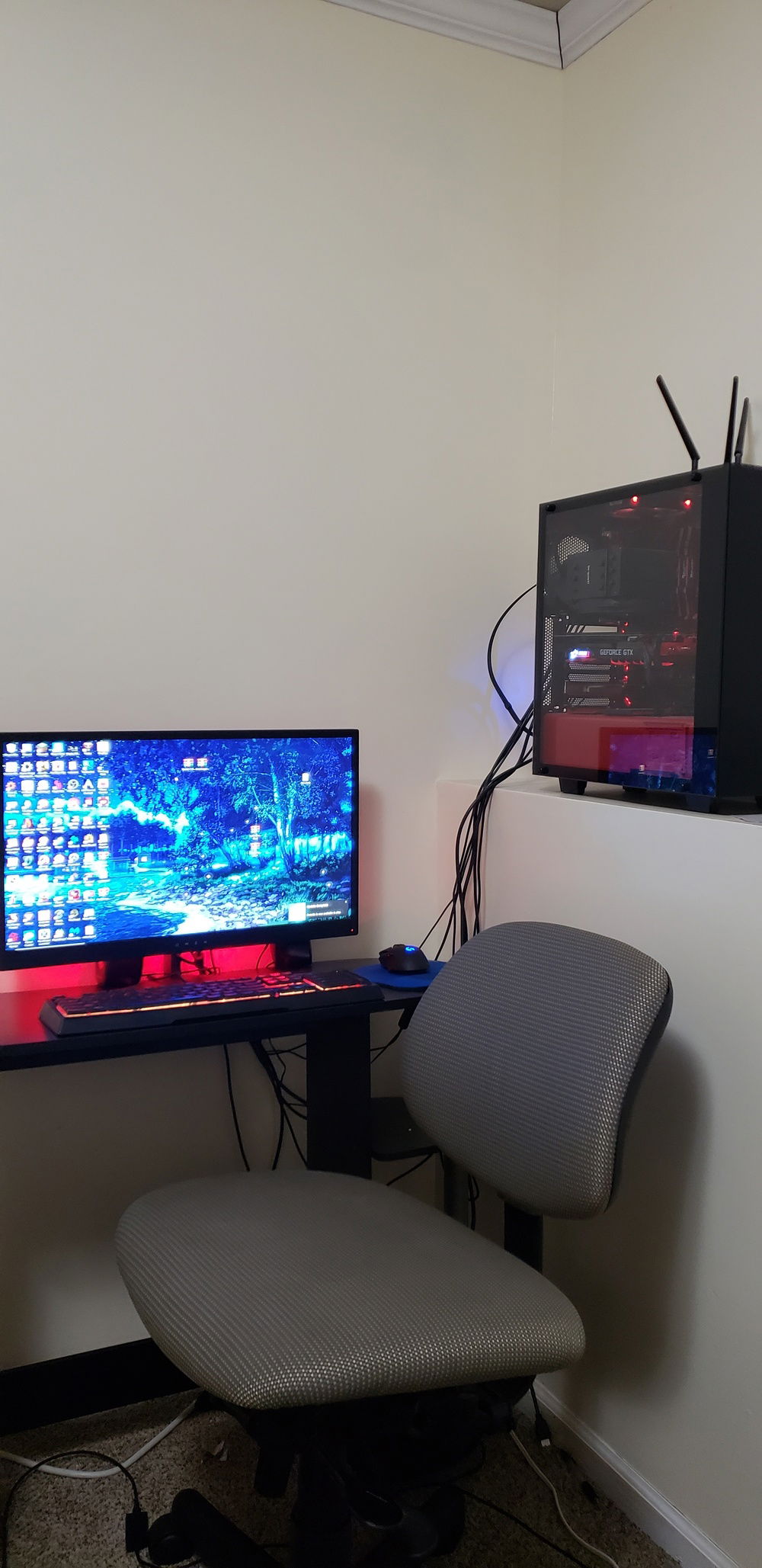 Showcasing my bad cable management even more. New desk is on it's way though along with some items to hopefully help with the cables