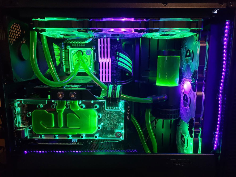 This is with the tempered glass off, giving you a clear view of the inside.