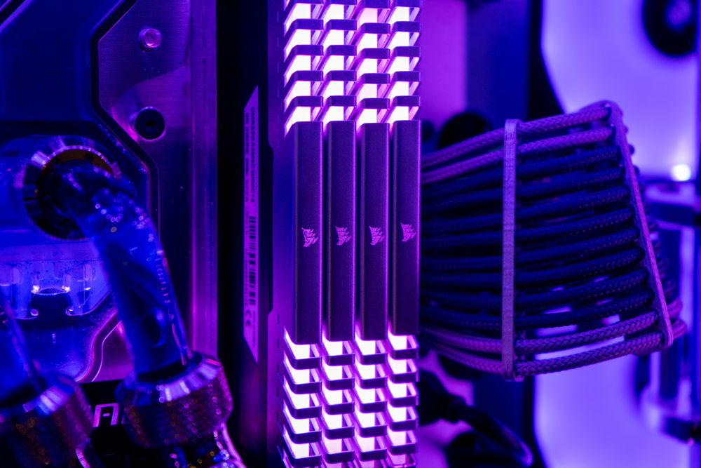 What do you do when you want silver ram? Paint the stock heatspreaders of course!