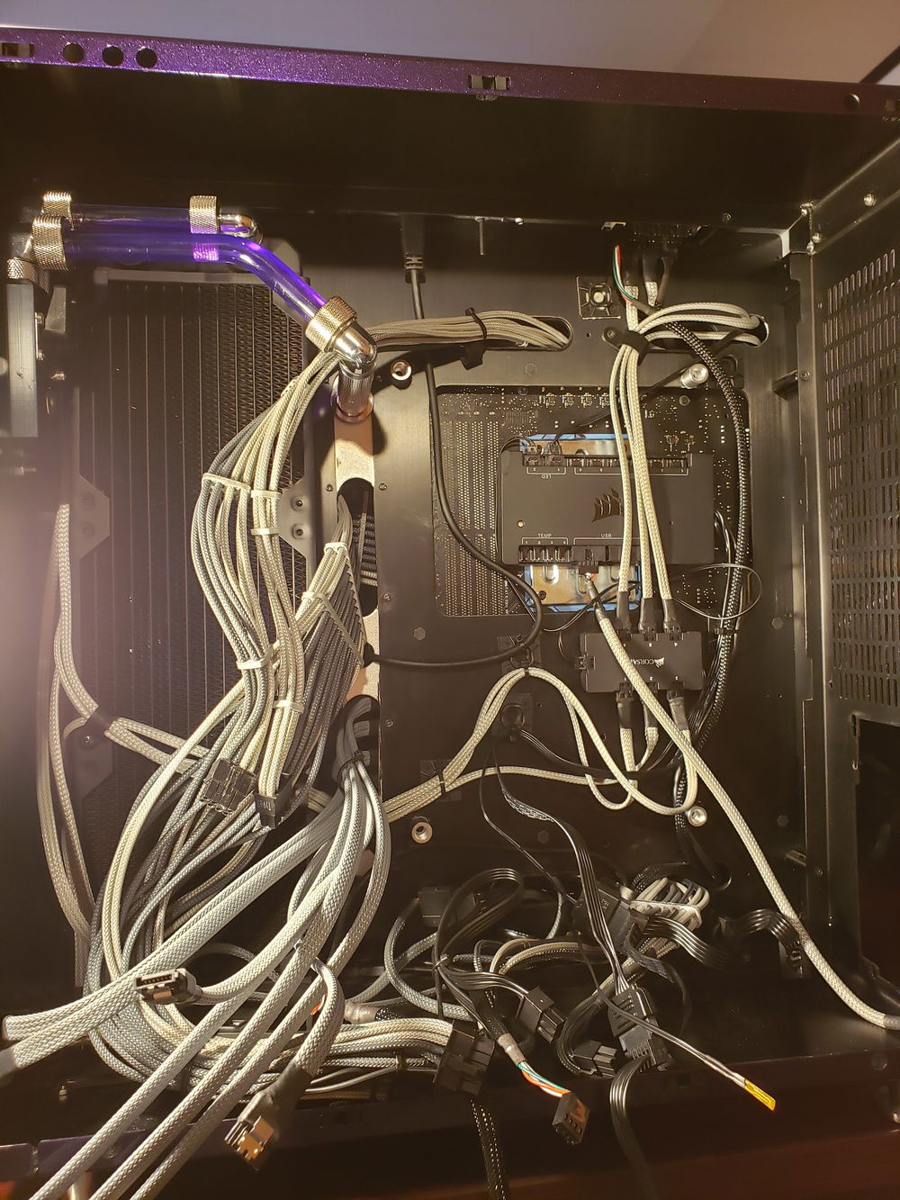 First layer of hel.. cable management ;) Here you can see the custom sleeving I did for the HD 120's RGB leads.