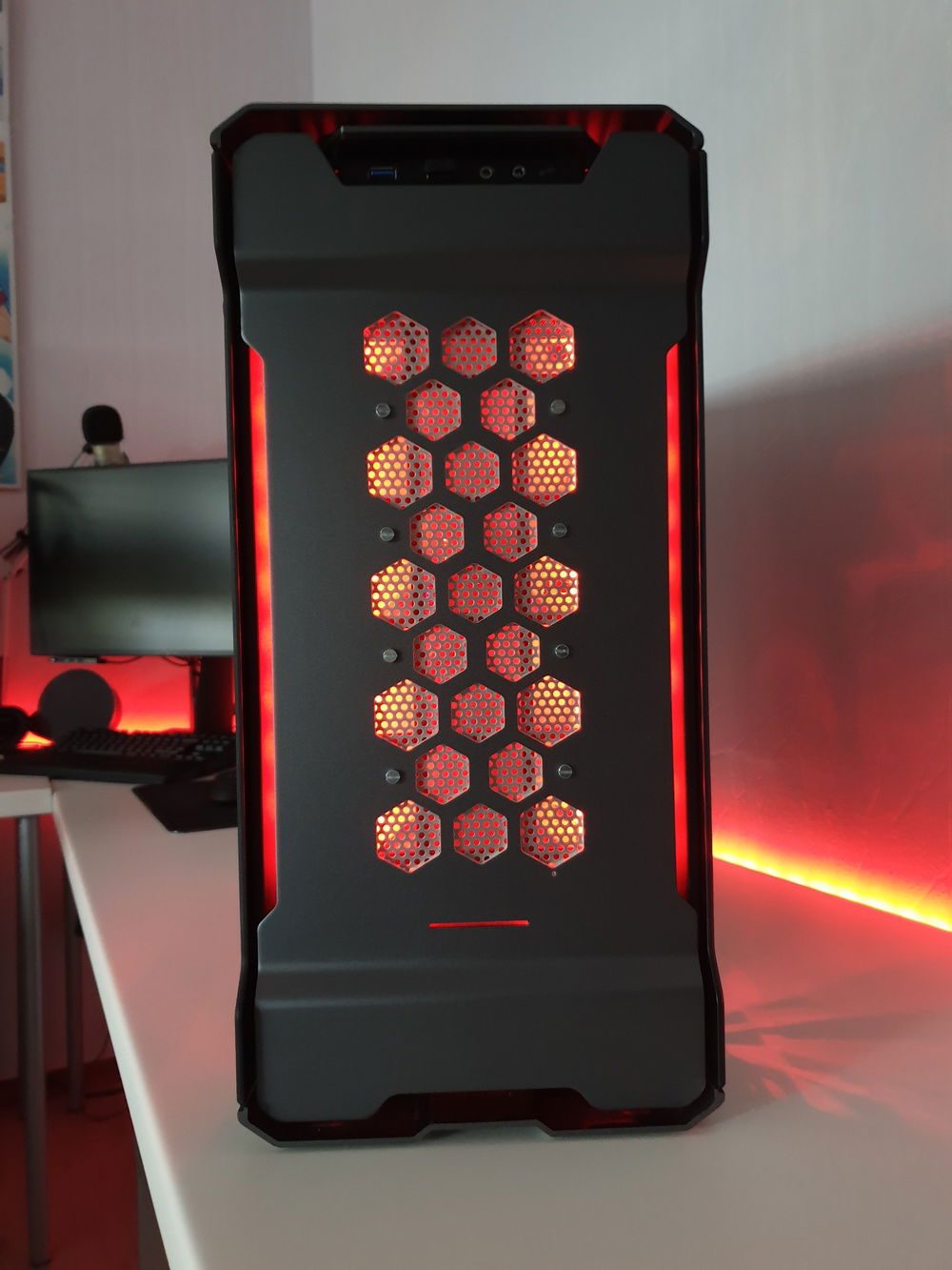 Custom modded frontpanel, cut with a waterjet. I bought the mesh that's behind the frontpanel at the local Hardware Store.