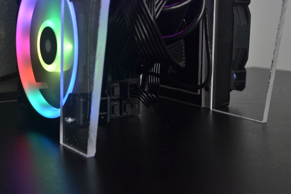 The PSU and radiator sit at the same height as the acrylic bottom, which adds support and balance to the frame.