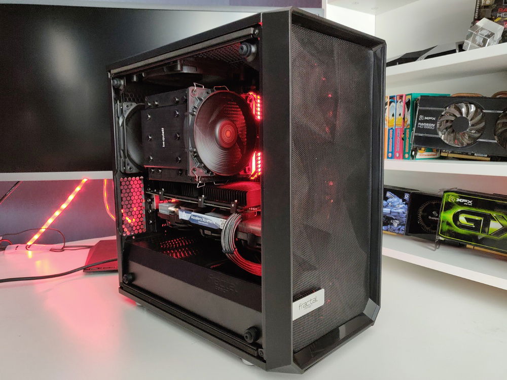 The ram is set to red color pulse in the iCUE software