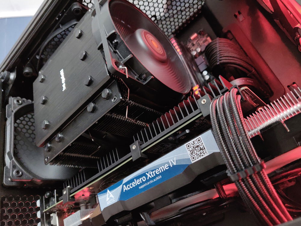 The Carbon Cablemod cables are leftovers from the main build. The 24-pin extension is from Bitfenix.