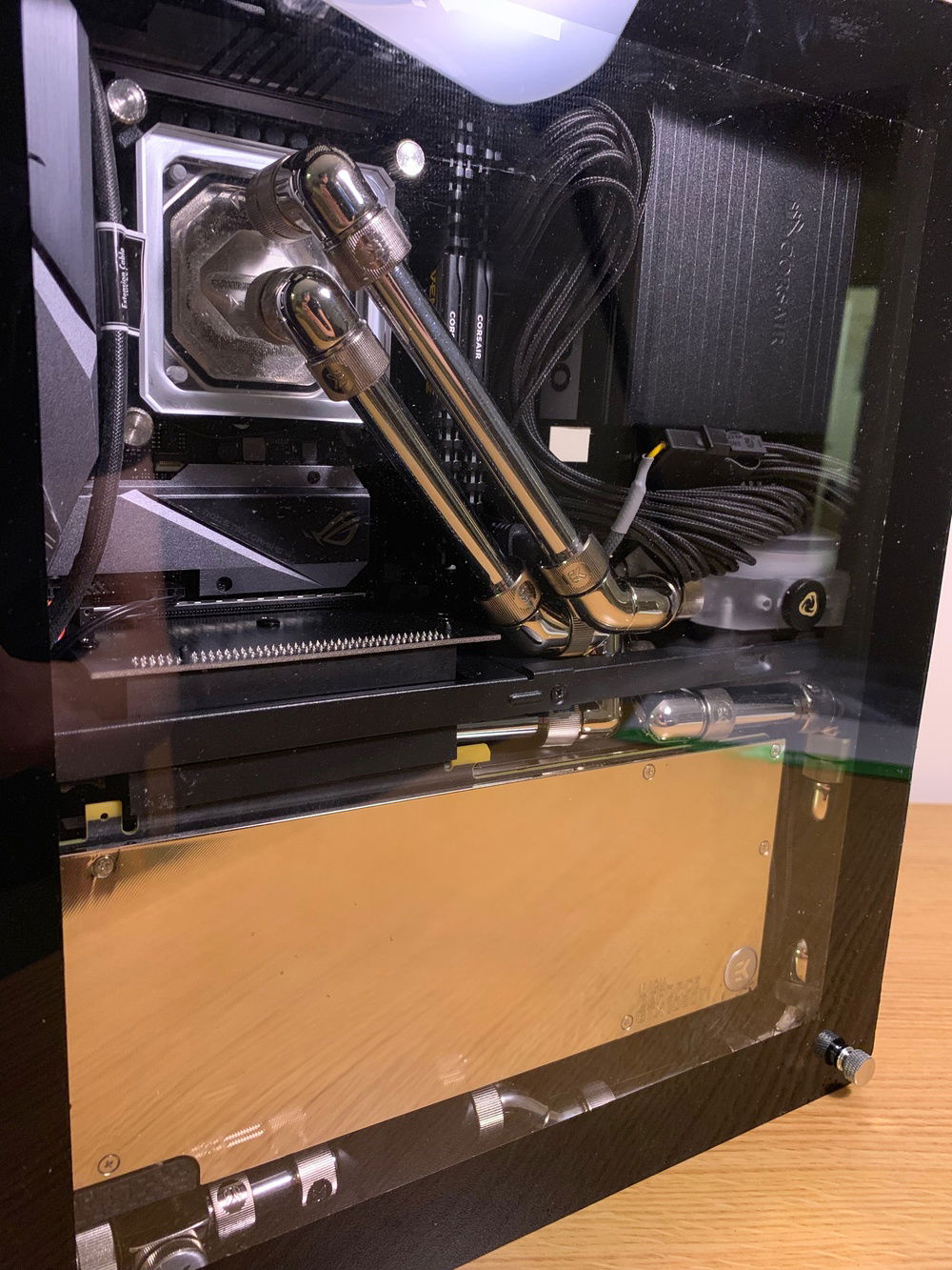 The build with modded side panels on