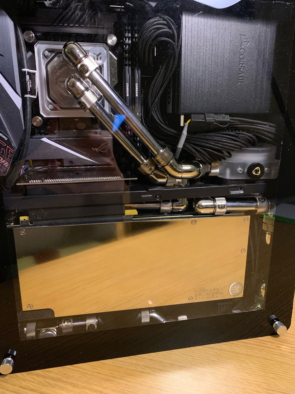 The build with modded side panels on