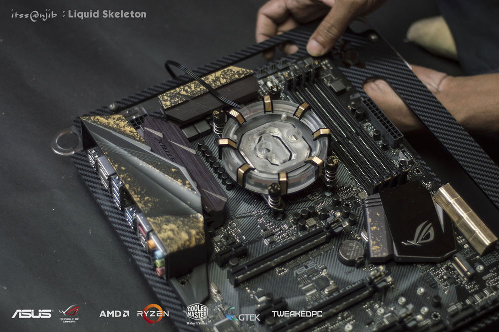 The mobo mounting on the carbon fibre vinyl covered acrylic mobo plate